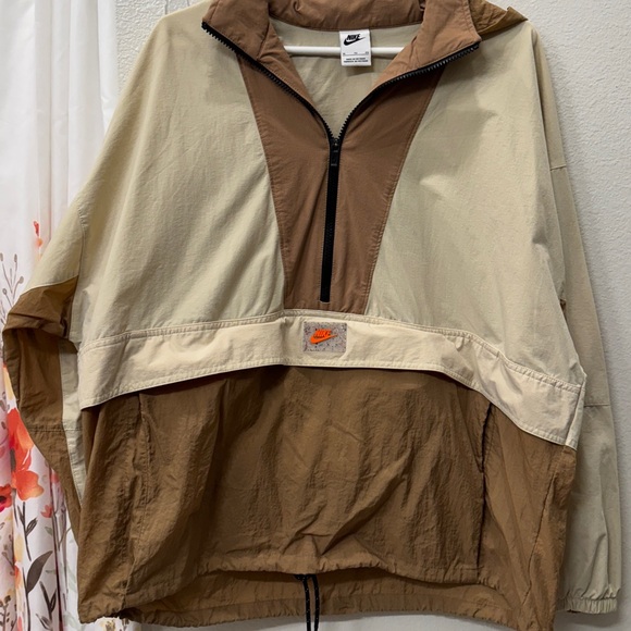 Women's Sports Utility 1/2-Zip Jacket
Nike Sportswear
Revolution - Picture 1 of 4